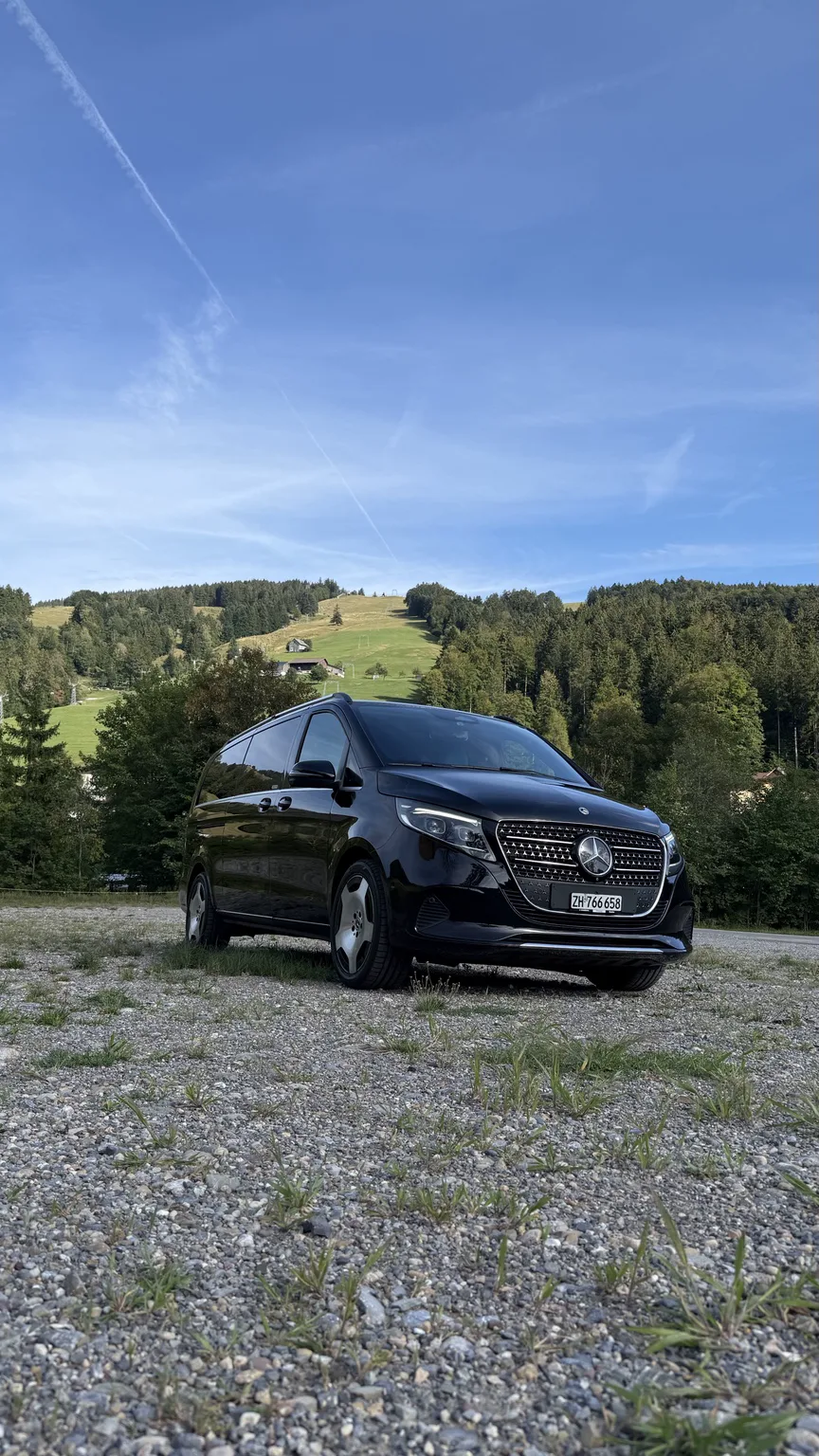 Schwarze Mercedes V-Klasse von SEDO TRANSFER in der Schweizer Landschaft