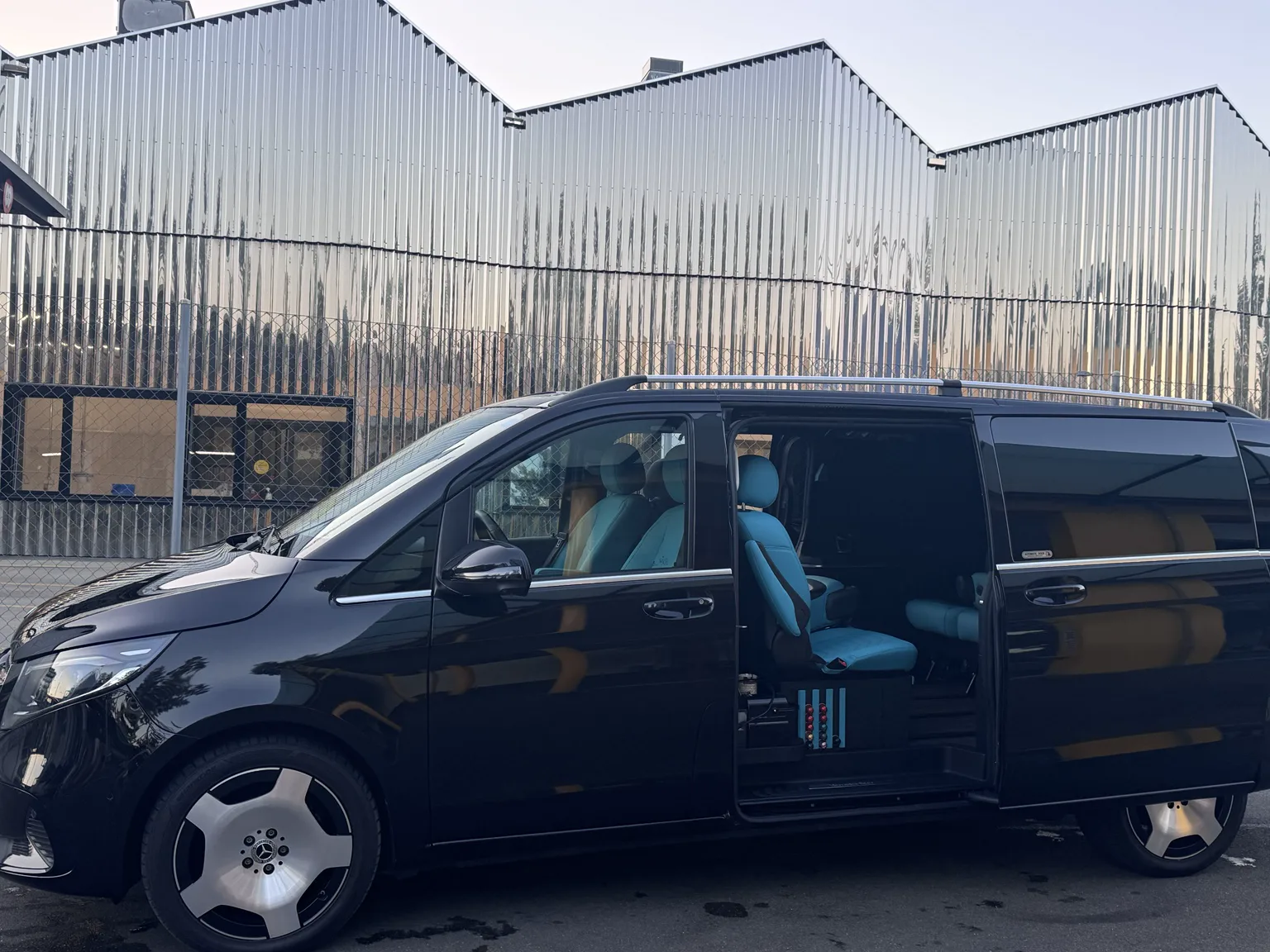 Mercedes V-Klasse mit offener Tür und türkisblauen VIP-Sitzen